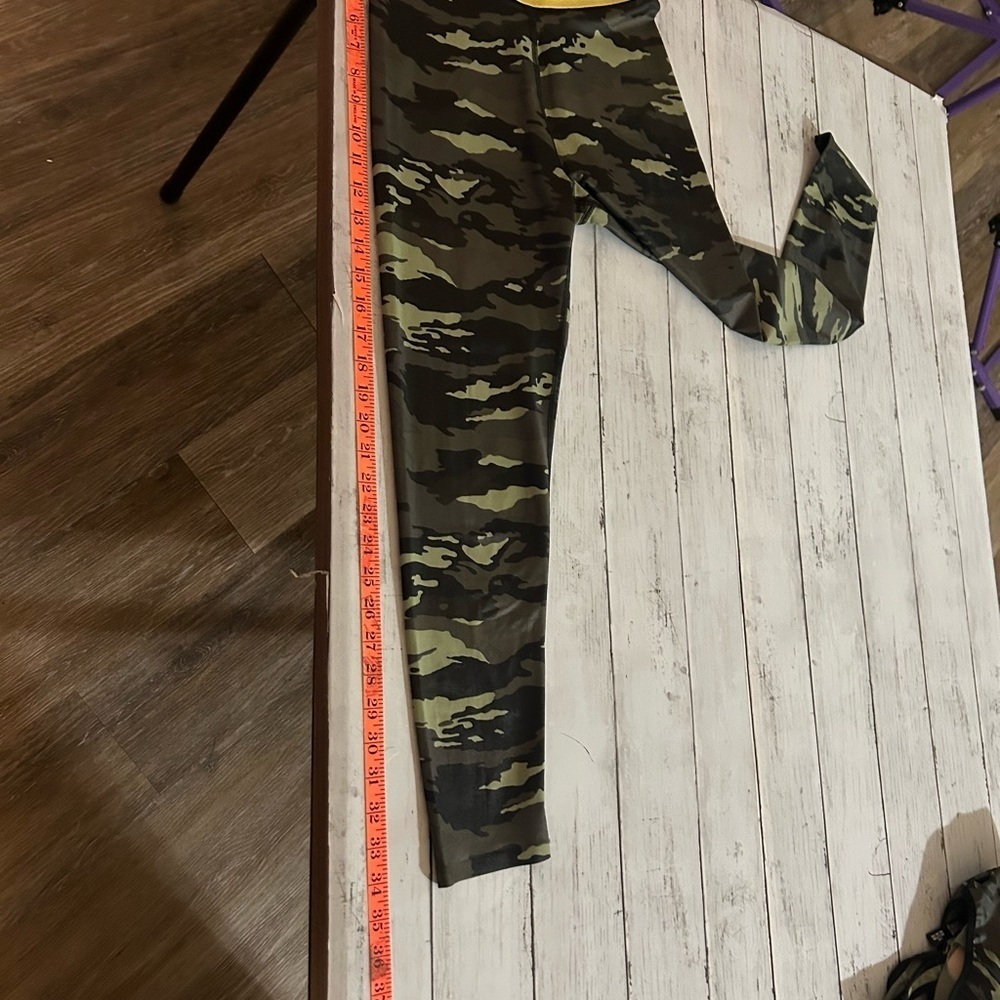 Victoria's Secret Camo Sports Bra & Leggings Set - Green, Black, Yellow - Picture 10 of 13